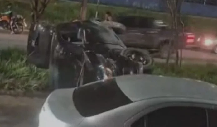 Carro capota próximo ao Detran-AM no Santa Etelvina em Manaus